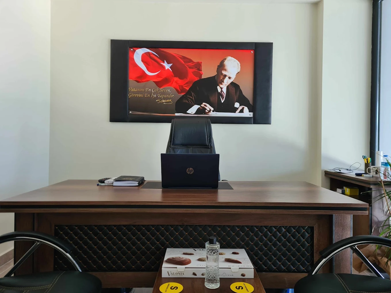 Biz Kimiz - Galeri Ekrem